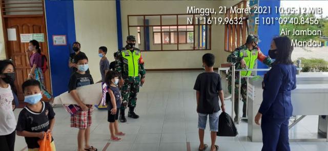Guna Patuhi Prokes C-19 di Haratiyonica Labersa Duri, TNI Koramil/04 Mandau Cek Pengunjung