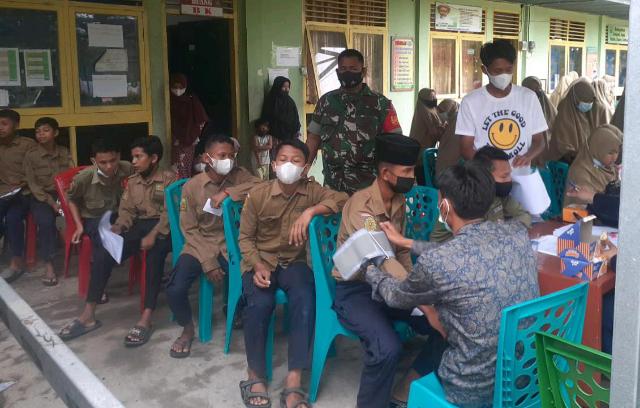 Serka Fauzi Dampingi Vaksinasi Booster di Pondok Pesantren Muhammadiyah Nawawi Djamil