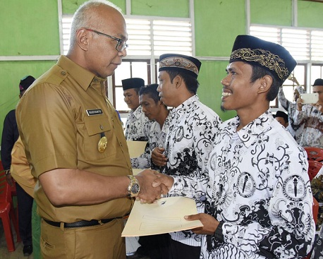 Pjs. Bupati Inhil Serahkan SK Honorer Secara Simbolis