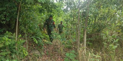 Babinsa Mandau Patroli Karhutla Walau Matahari Menyinari Wilayah Binaannya