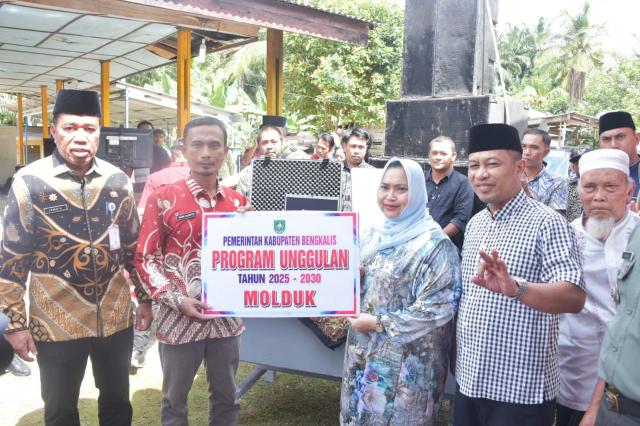 Bupati Bengkalis Serahkan Perangkat MOLDUK Portable Kepada UPT Disdukcapil Talang Muandau