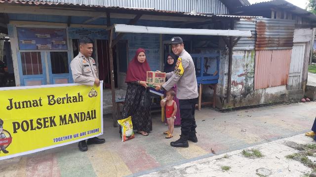 Jum'at Berkah Berbagi, Polsek Mandau Salurkan Paket Sembako Kepada Warga Batang Serosa