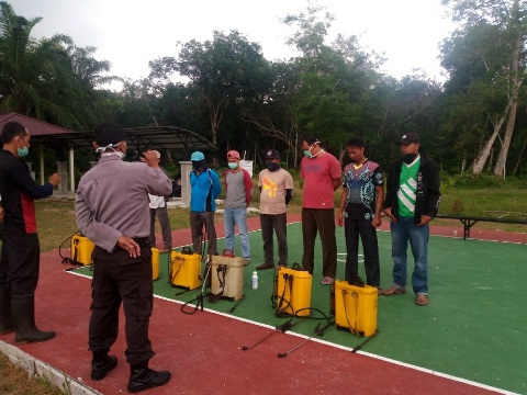 Pemdes Resam Lapis Semprot Desinfektan di Fasum Cegah Covid -19