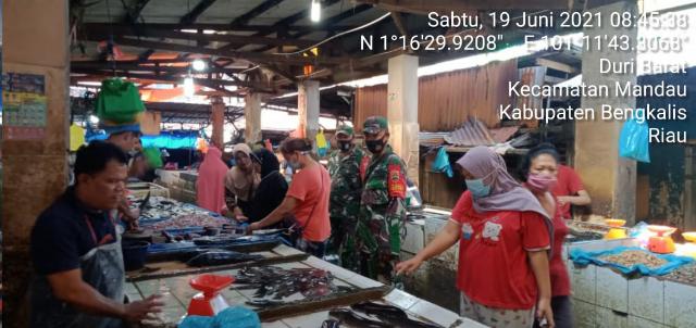Pendisiplinan 3 M di Pasar Sartika Gencar Dilakukan TNI Koramil 04/Mandau Sesuai Prokes C-19