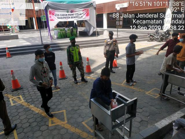 Tim TNI/POLRI Beri Arahan ke Pengunjung, Cuci Tangan Wajib Masker Saat Masuk Mall City Mandau