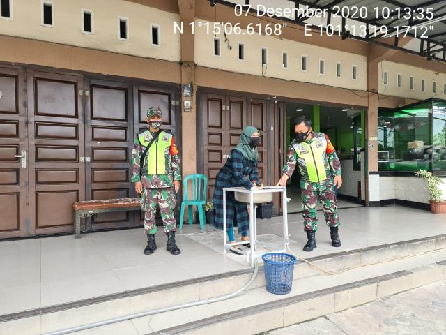 Jaga jarak dan Ingat 3 M, Seruan Sertu Ali Naspi Kepada Warga  di RM Yuanda