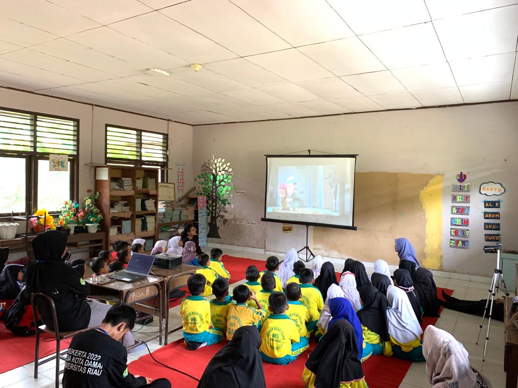 Peringati Hari Anak Nasional, KKN UNRI 2022 Gelar Nonton Bareng di desa Koto Damai