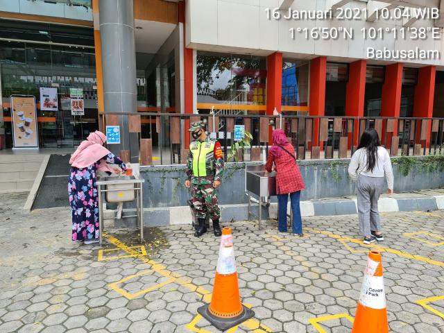 TNI Koramil 04/Mandau bersama Tim Siaga C-19 Lakukan Cek Poin di Mall City Mandau