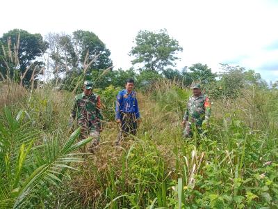 Tim Gabungan TNI Bersama Satu Orang Damkar Siaga Karhutla di Wilayah Binaannya