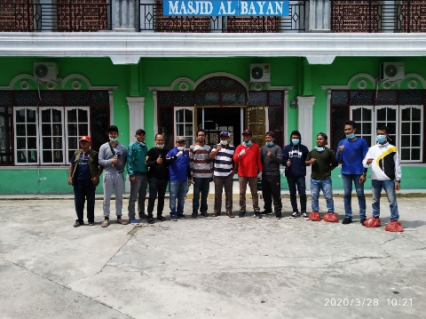 Guna Memutus Mata Rantai Covid -19 Kelurahan Air Jamban Lakukan Penyemprotan Di Rumah Ibadah