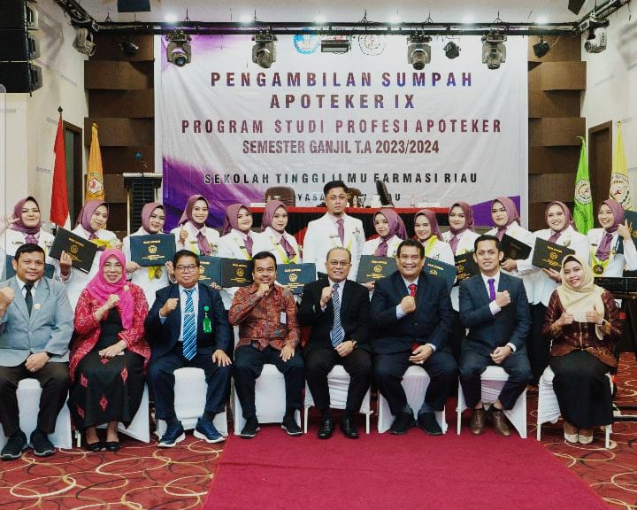 STIFAR Riau Ambil Sumpah 13 Apoteker Baru