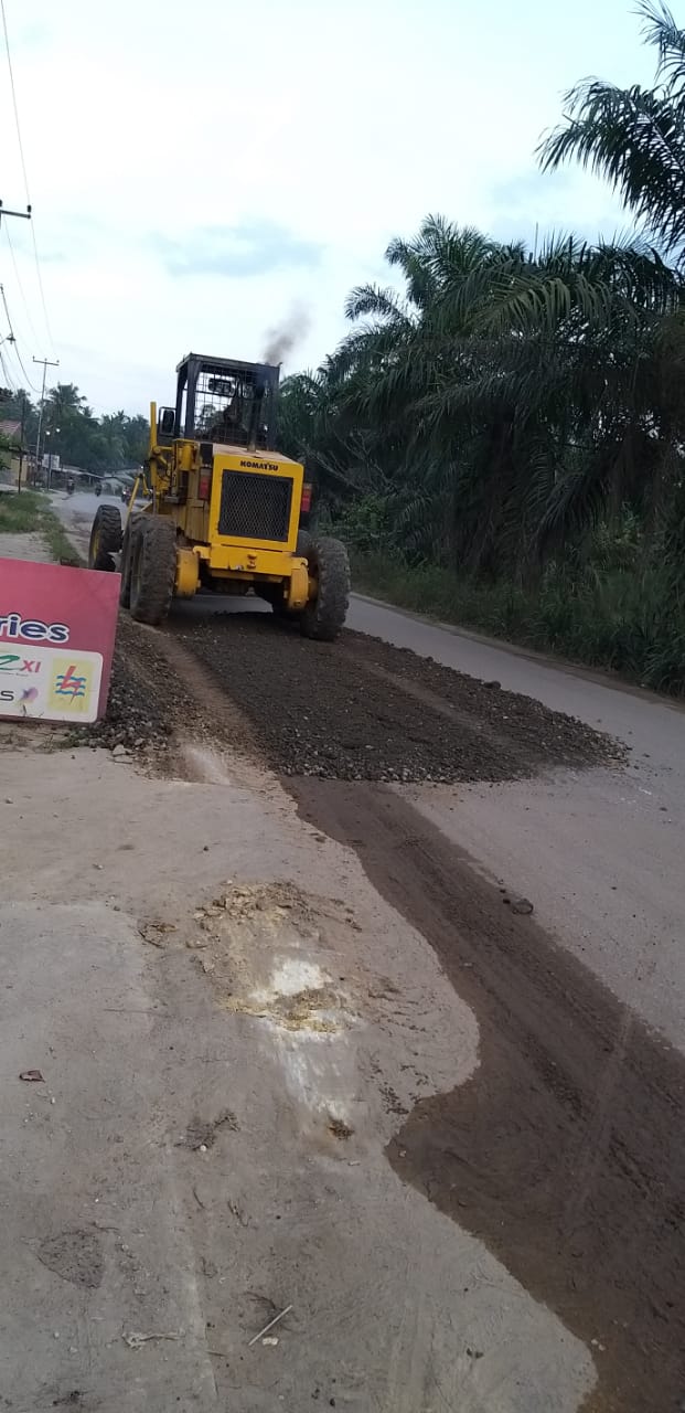 PT HKi PekDum Seksi 5 Lakukan Perbaikan Jalan Upaya Memulihkan Jalan Yang Rusak Sepanjang Sebanga Du