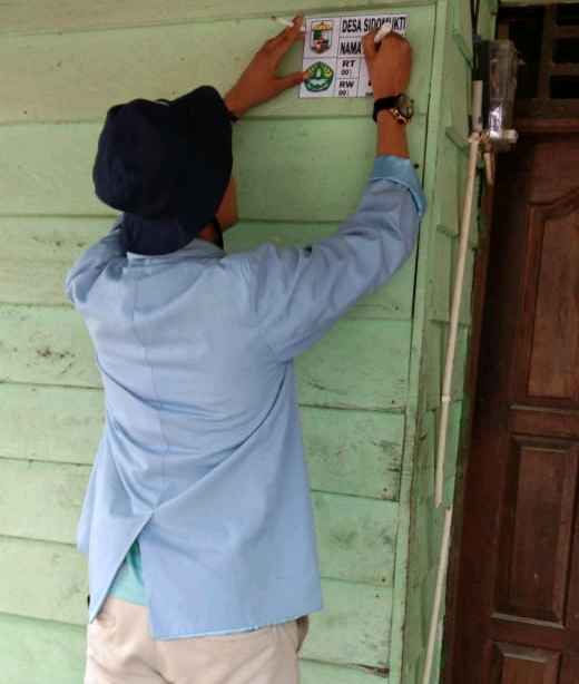 Mudahkan Identifikasi Rumah Warga, Mahasiswa Kukerta UNRI Pasang No Rumah di Desa Sido Mukti