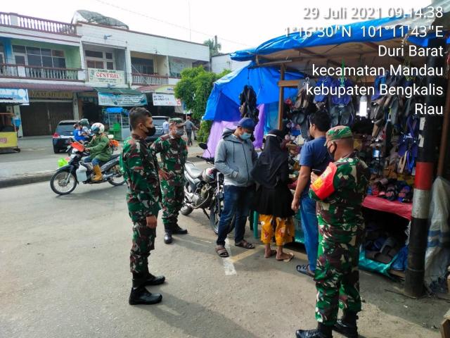 Tampa Henti TNI Koramil 04/Mandau Lakukan Cek Prokes C-19 di Pasar Sartika