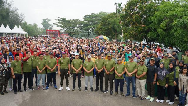 Semarak HUT TNI ke 79, Antusias Masyarakat Ikuti Jalan Santai & Senam Aerobik