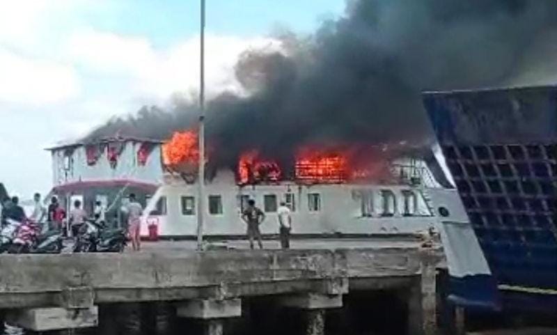 Kapal Penyeberangan Roro di Bengkalis Terbakar