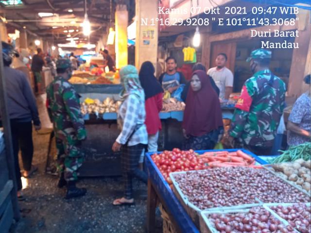 Terapkan Kedisiplinan Babinsa Mandau Pantau Pengunjung Mall Agar Patuh Prokes C-19