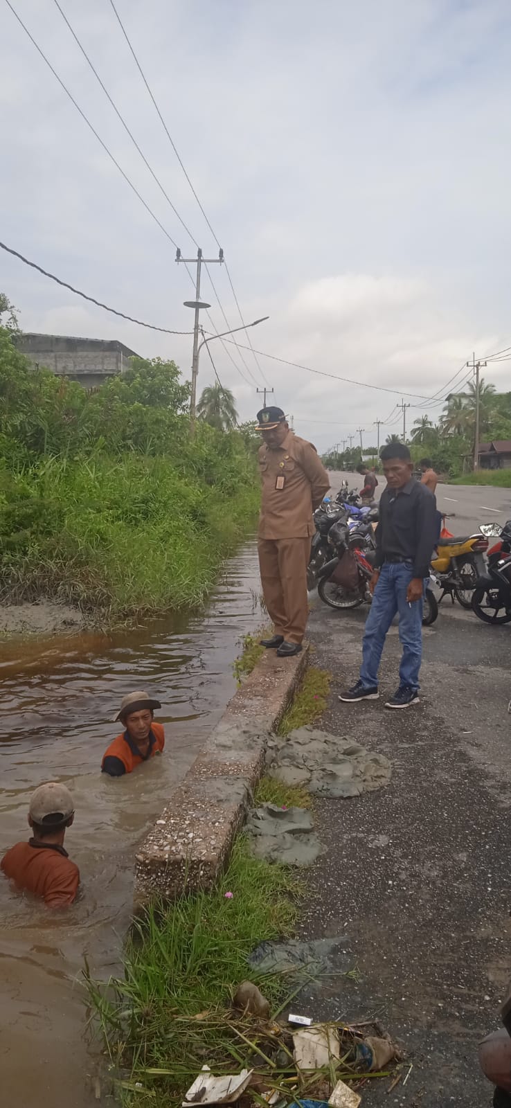 Atasi Banjir Yang Terjadi di Kota Bagansiapiapi dan sekitarnya, DLH ROHIL Turunkan Puluhan Satgas