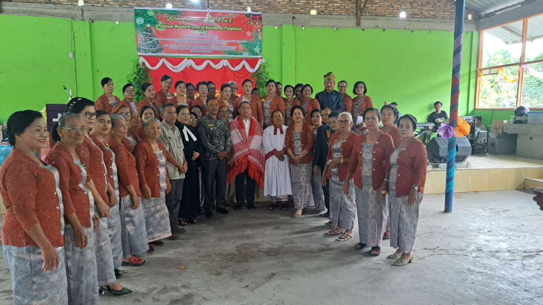 Hadir Diperayaan Natal PWKKP, Bupati Labuhanbatu Terima Ulos Kehormatan