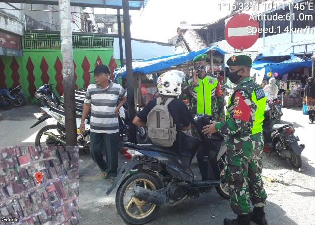 Melalui Serma Suprapto, TNI Koramil 04/Mandau Himbau Warga Pasar Sartika Wajib Masker Saat Beraktifi