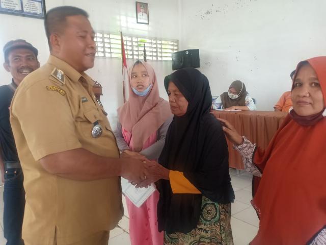 Secara Simbolis, Camat Rantau Selatan  Serahkan BST Tahap III