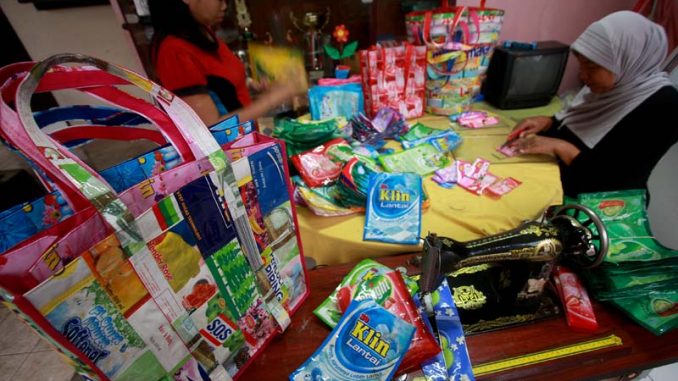 Kreatif, Kelompok Pengrajin Daur Ulang Sampah   Sulap Jadi Produk Kerajinan