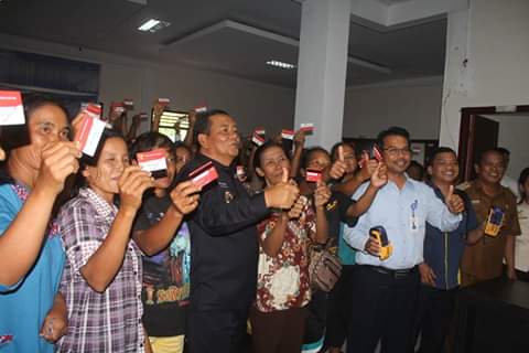 96 Orang Peserta PKH Terima Bantuan Tahap II Dari Bupati Samosir