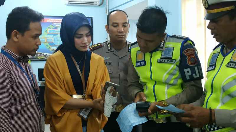 Sat PJR Ditlantas Polda Riau Pertama Di Indonesia miliki Mesin Khusus Pembayaran E-Tilang