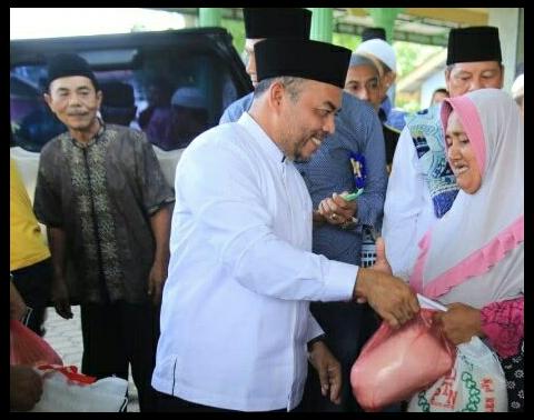 Jum'at Berkah, Bupati Labuhanbatu Berbagi Sembako