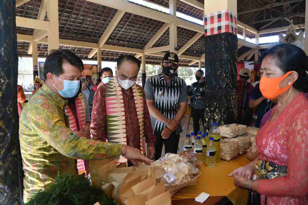 Wamen Budi Arie Resmikan Rumah Keong Pusat Pengembangan Produk Desa