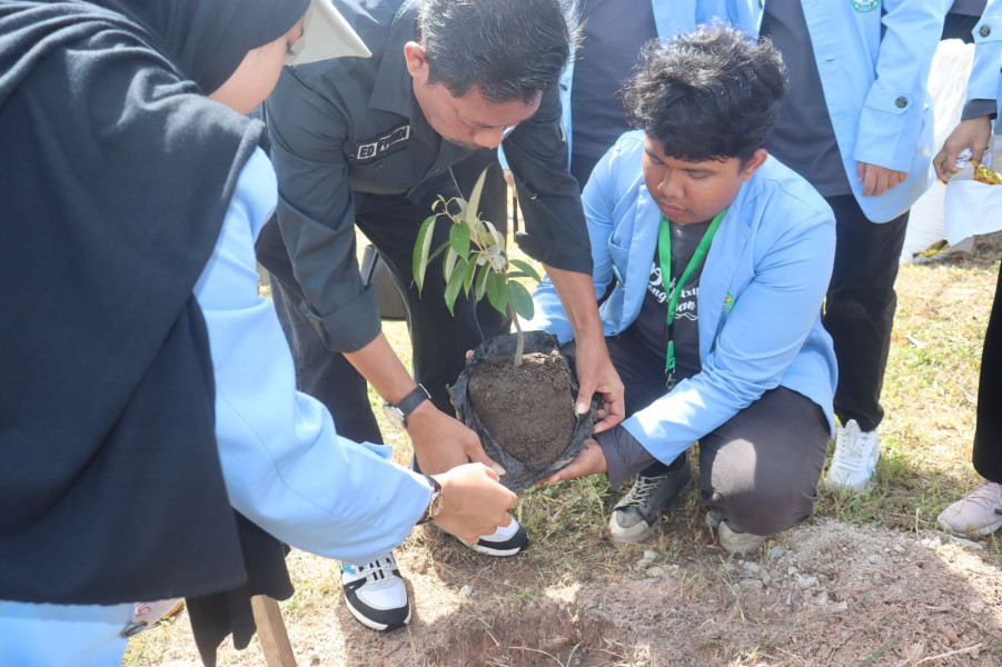Mahasiswa Pendidikan Biologi UNRI Hijaukan Pesisir Sejangat