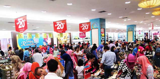 Jelang Lebaran,Pusat Perbelanjaan di Pekanbaru Diserbu Masyarakat