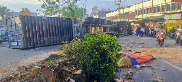 Truk Kontainer Terguling,Diduga Ada Korban Terhimpit di Box Kontainer