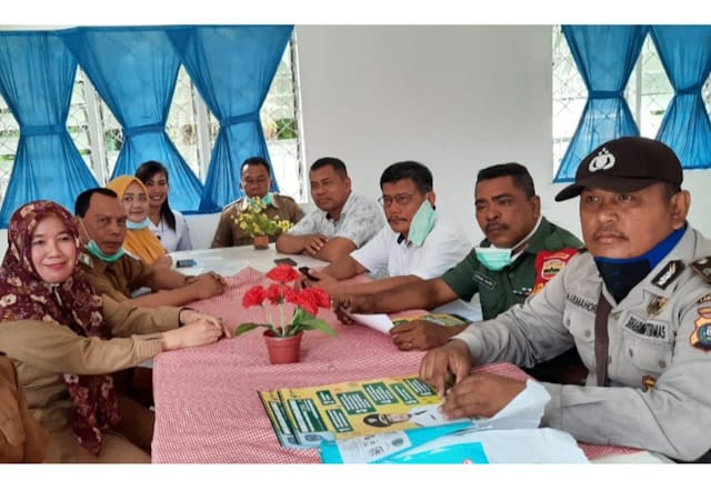 Camat Pangkatan  Bagikan Brosur Himbauan Penanganan Corona