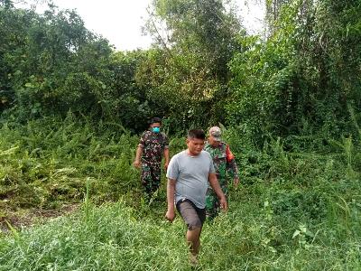 Siaga Karhutla, Babinsa Koramil 03/Mandau Telusuri Semak Belukar Diterik Matahari