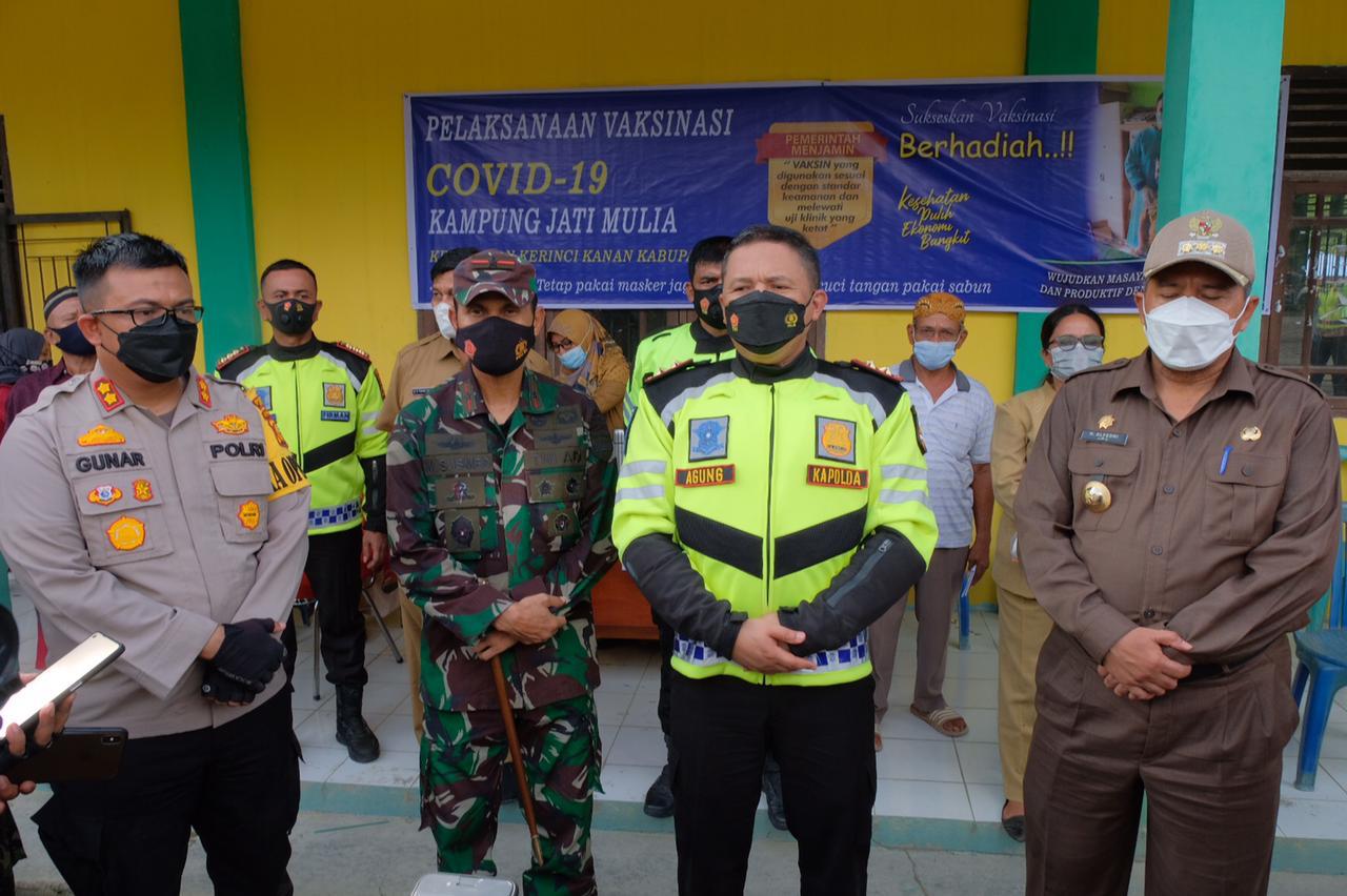 Bersepeda Motor, Kapolda Bersama Danrem 031/WB Tinjau Pos PPKM  & Pelaksanaan Vaksinasi di Kerinci K