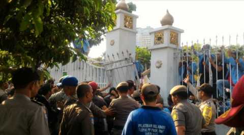 Ribuan Mahasiswa UNRI Gelar Turun ke Kantor Gubri Tuntut Penyelesaian Sengketa Lahan Kampus