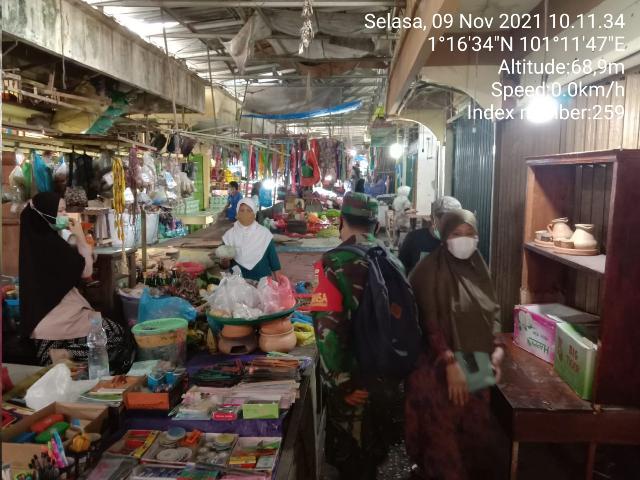 TNI Koramil 04/Mandau Cek Protkes C-19 di  Pasar Sartika Duri Agar Pengunjung Tetap Patuh