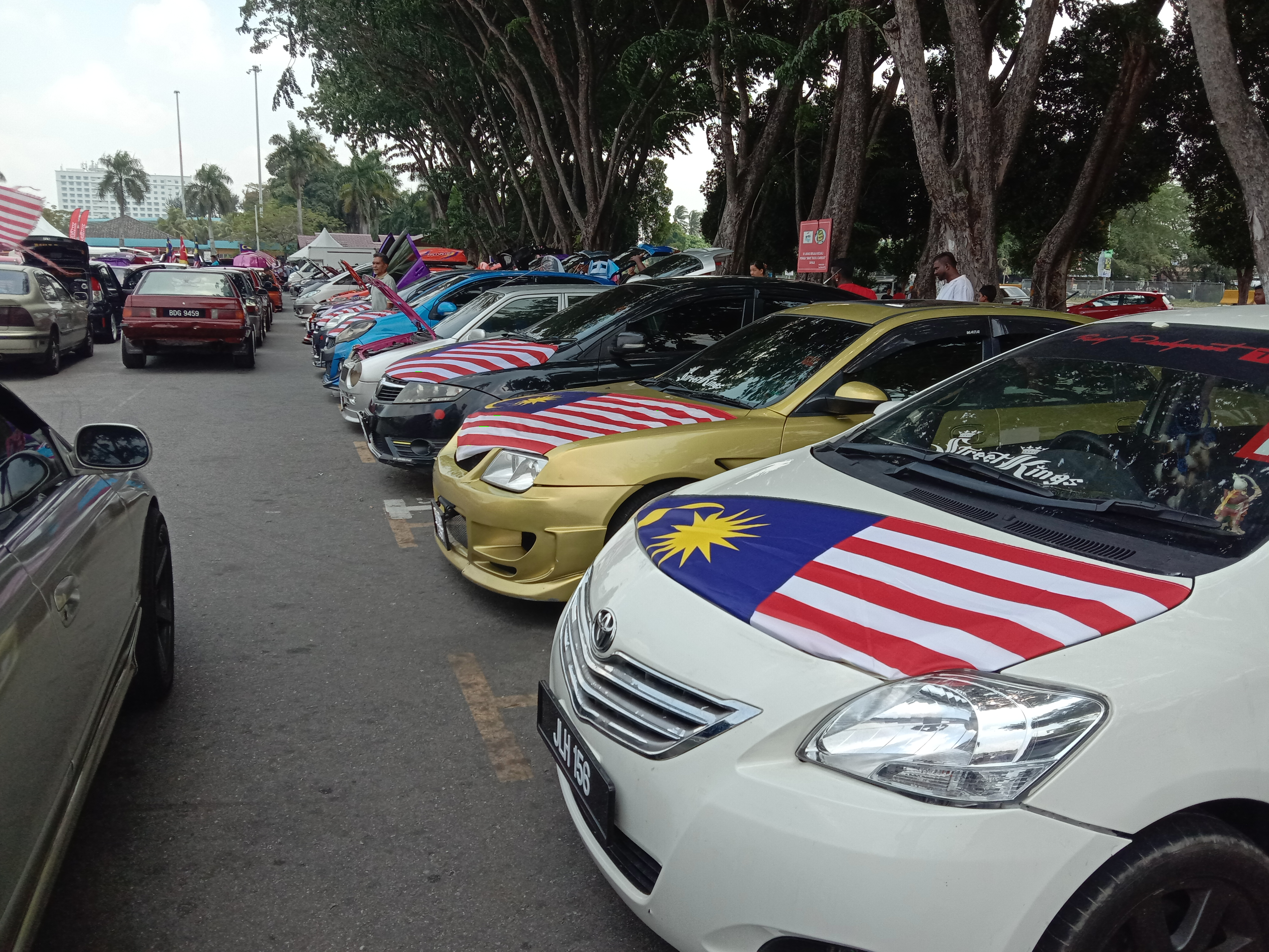 Mobil Hias Merdeka Malaysia Warnai  di Komplek Sukan Padamaran Klang