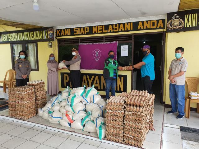 Fakultas Psikologi UIR , Polda dan HIMPSI Bagikan sembako di Siak Hulu