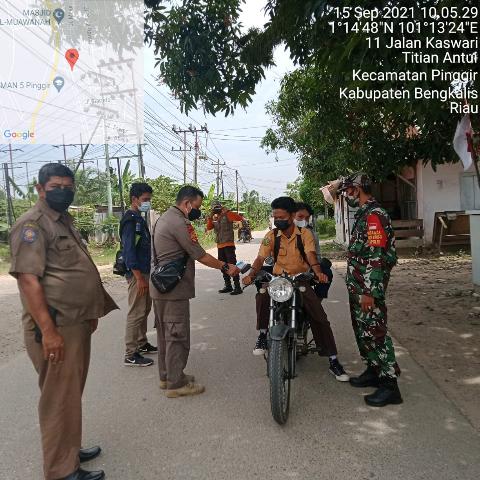 Penerapan 3 M Untuk Pencegahan C-19 TNI Koramil 04/Mandau Siaga di Posko Pinggir