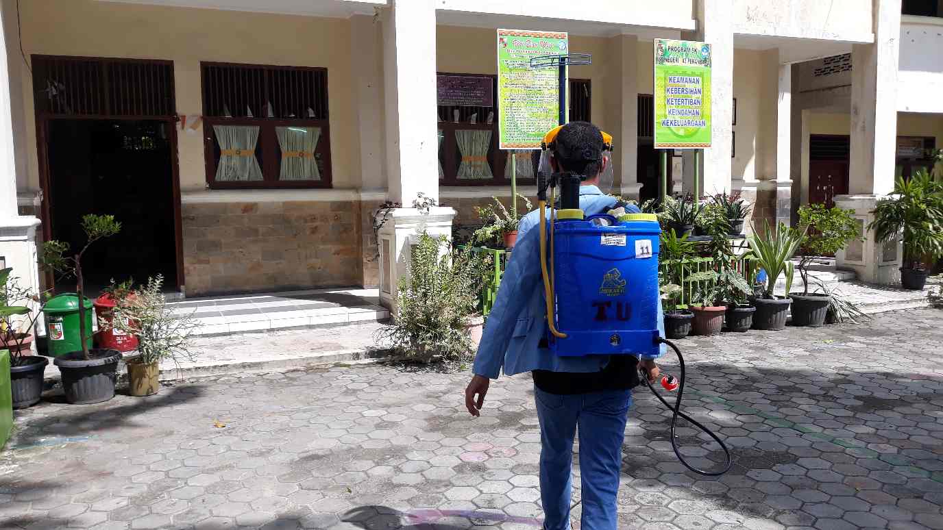 Tim Pengabdian UNRI Gelar Penyemprotan Disinfektan di Lingkungan Sekolah Kel. Tangkerang Utara 