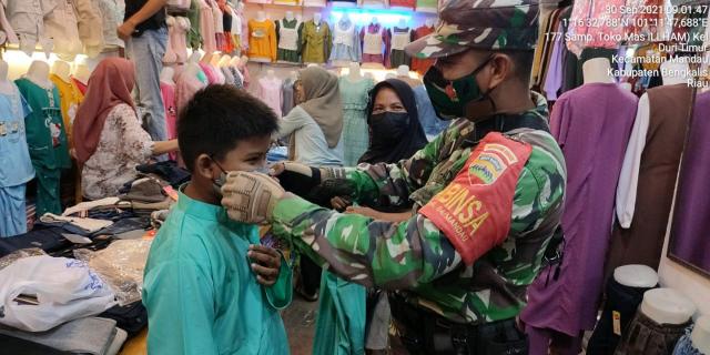 TNI Koramil 04/Mandau Lakukan Giat Penerapan 3 M Sesuai Prokes Covid-19 Ke Pengunjung Pasar