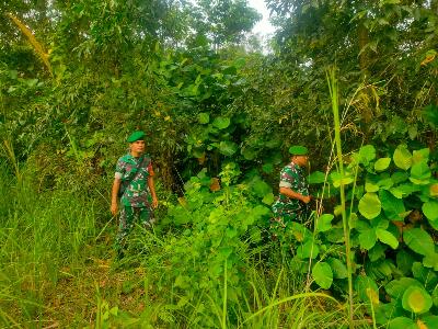 Musim Kemarau Melanda Wilayah Duri, Babinsa 03/Mandau Siaga Karhutla