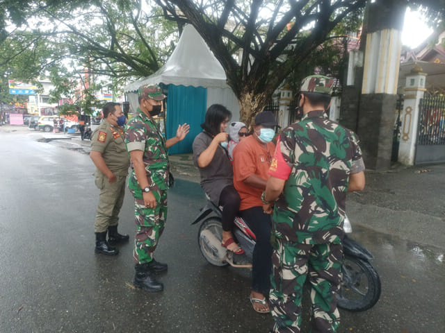 TNI Koramil 03/Mandau Bagikan Masker Gratis di Seputaran Sudirman Duri
