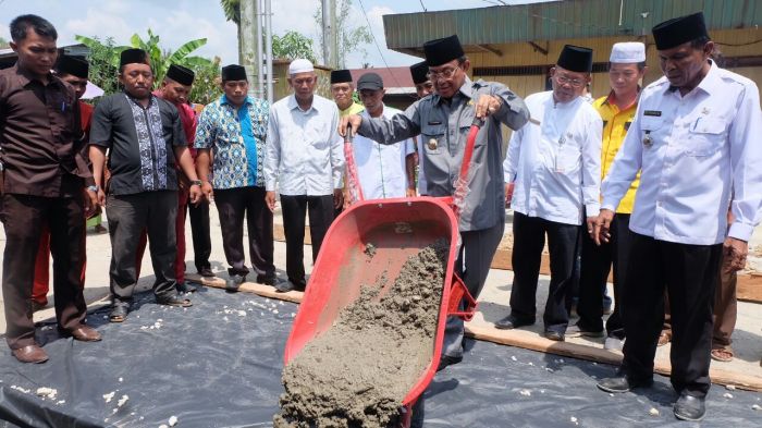 Bupati Inhil Lakukan Pencoran Pertama Jalan Rabat Beton Desa Pebenaan
