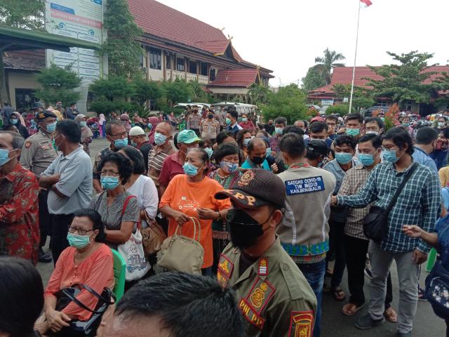 Walah,,,,,Vaksin Massal Membludak Terkesan Abai Prokes Covid-19
