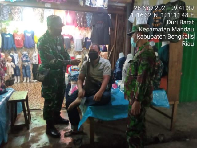 TNI Koramil 03/Mandau Cek Protkes C-19 Dengan 3 M di Pasar Sartika Duri