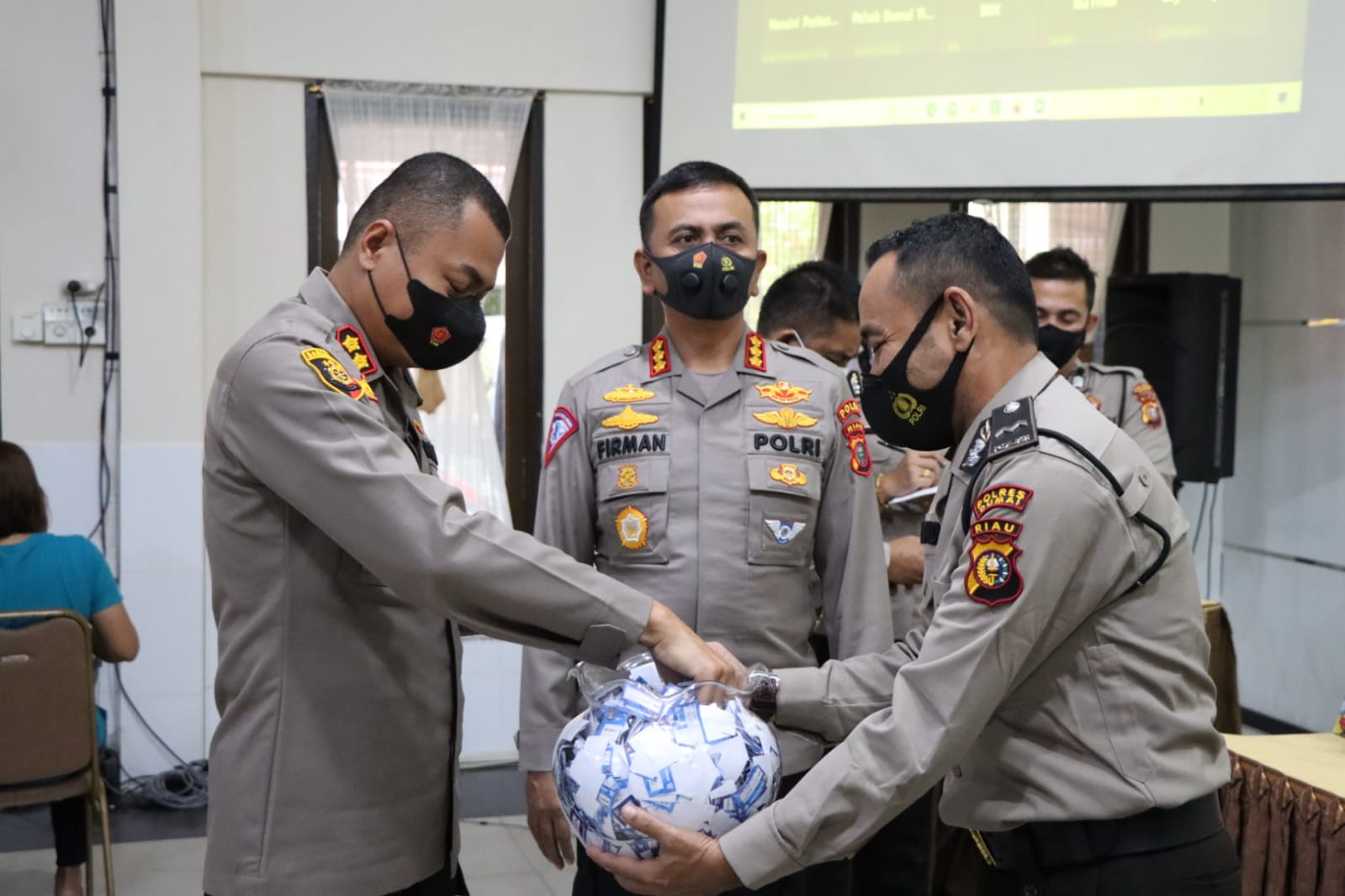 Polres Dumai Gelar Vaksinasi Lansia Dan Anak , Sekaligus Siapkan Hadiah Menarik.
