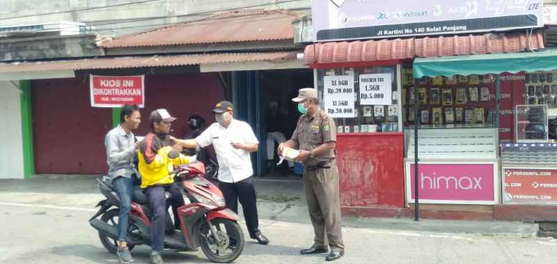 Peduli Kabut Asap Satpol PP Meranti Bagikan Masker Ke Masyarakat